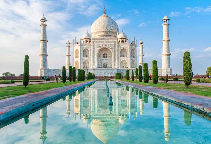 taj mahal ka essay english mein