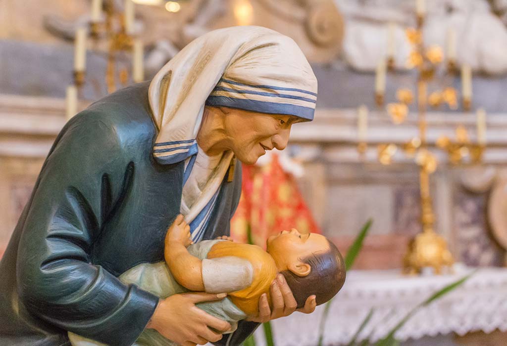 mother teresa with her family