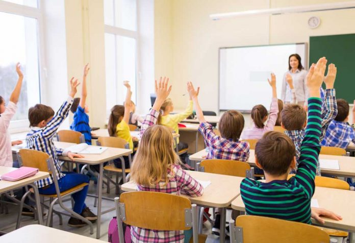 Essay On My Classroom - 10 Lines, Short and Long Essay For Class 1, 2 and 3 Kids